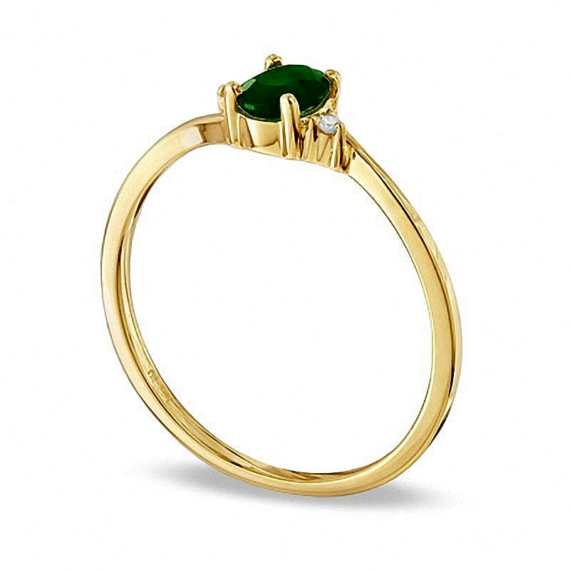 Ring mit ovalem Smaragd und Diamanten in 10K Gelbgold
