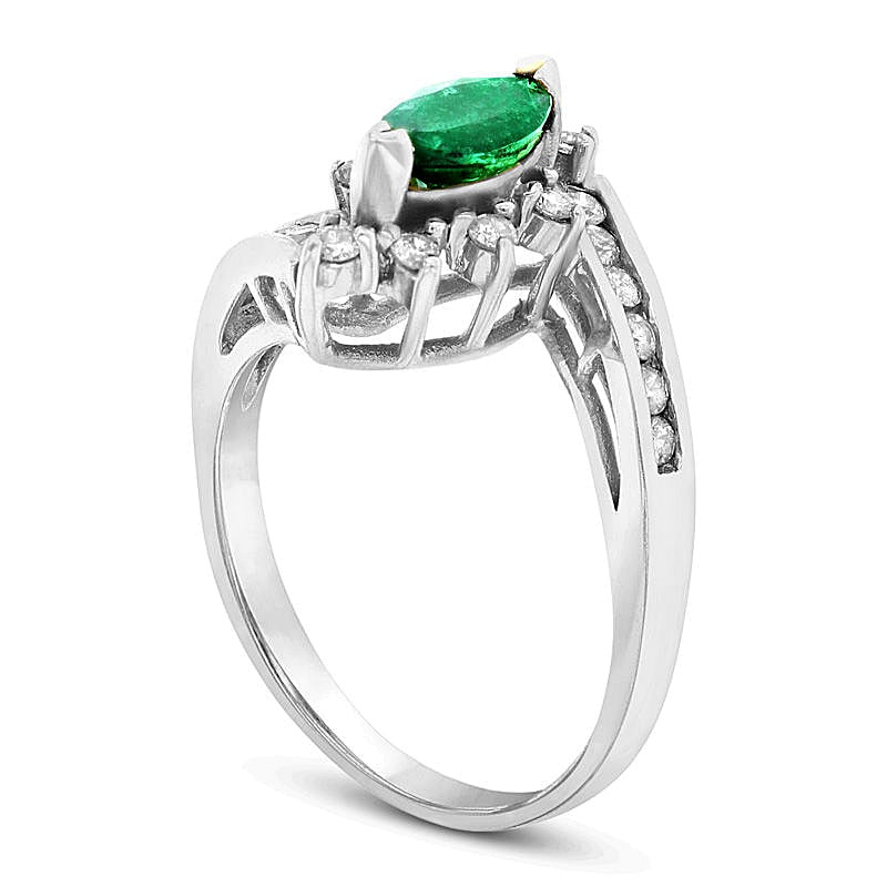 Ring mit Marquise-Smaragd und 0,33 ct. Gesamtgewicht Diamanten im Halo-Rahmen mit Bypass-Design in 14K Weißgold