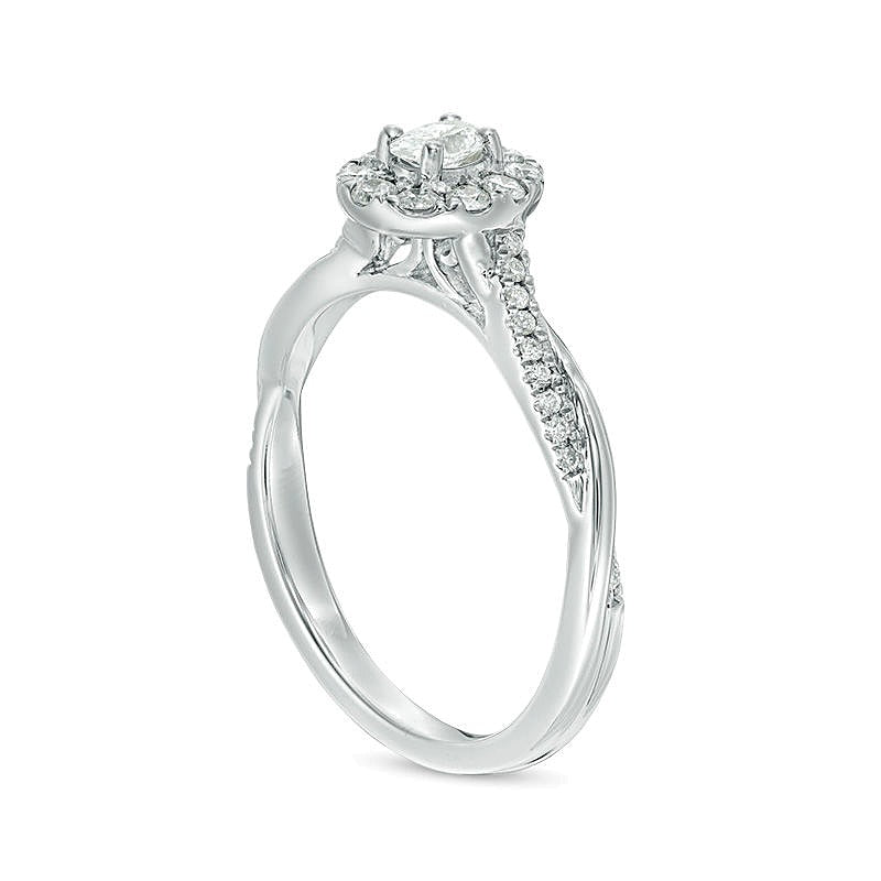 0,38 ct. Gesamtgewicht Verlobungsring mit ovalem Diamant im Halo und gedrehtem Ring in 10K Weißgold