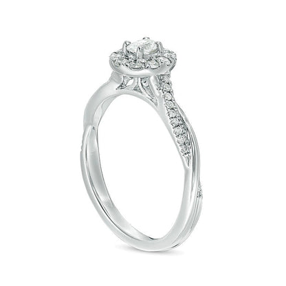 0,38 ct. Gesamtgewicht Verlobungsring mit ovalem Diamant im Halo und gedrehtem Ring in 10K Weißgold