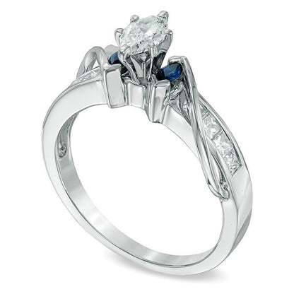 0,63 ct. Gesamtgewicht Dreistein-Ring mit Diamant im Marquise-Schliff und blauem Saphir in 14K Weißgold