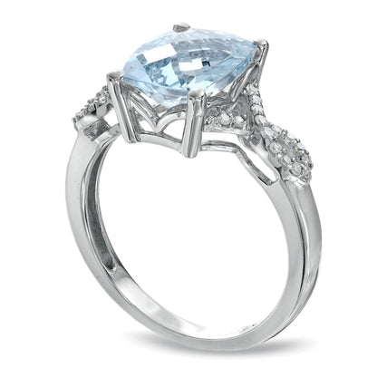 Ring mit Aquamarin im Kissenschliff und Diamantbesatz in 10K Weißgold