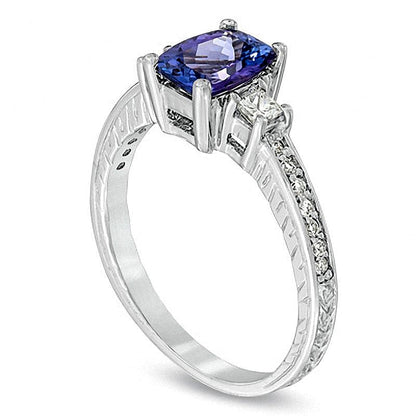 Dreistein-Ring mit Tansanit im Kissenschliff und Diamanten 0,25 ct. Gesamtgewicht in 14K Weißgold