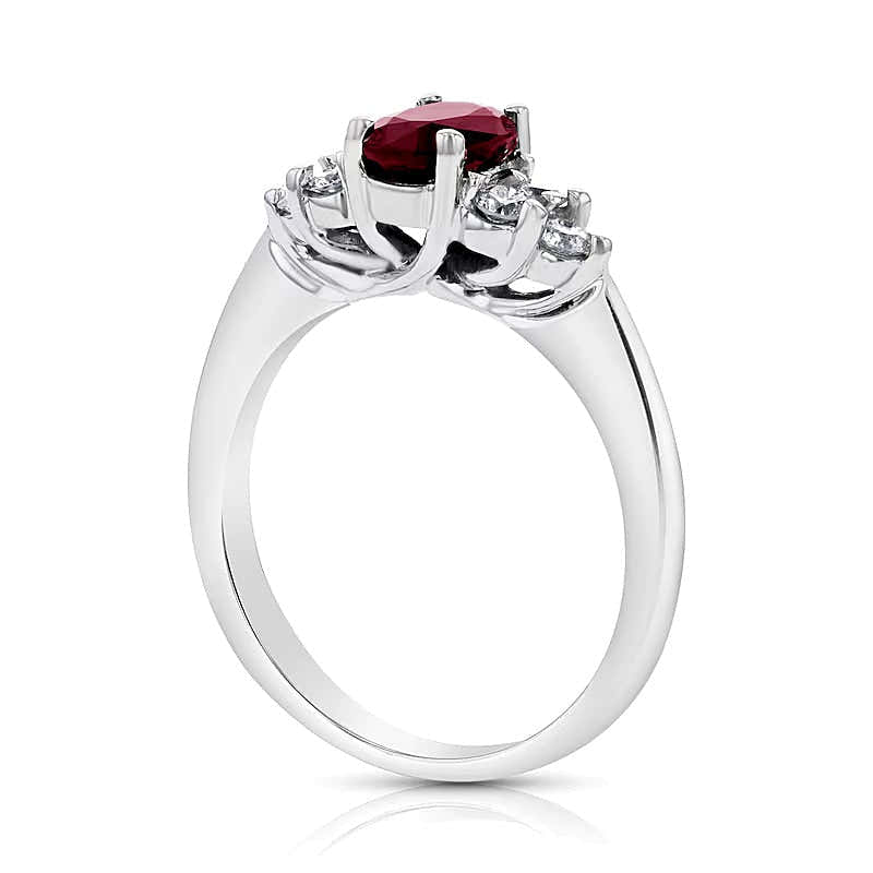 Verlobungsring mit ovalem Rubin und 0,33 ct. Gesamtgewicht Diamanten in 14K Weißgold
