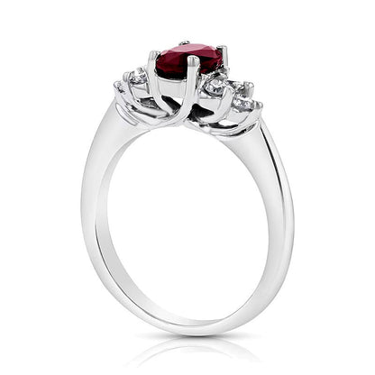 Verlobungsring mit ovalem Rubin und 0,33 ct. Gesamtgewicht Diamanten in 14K Weißgold