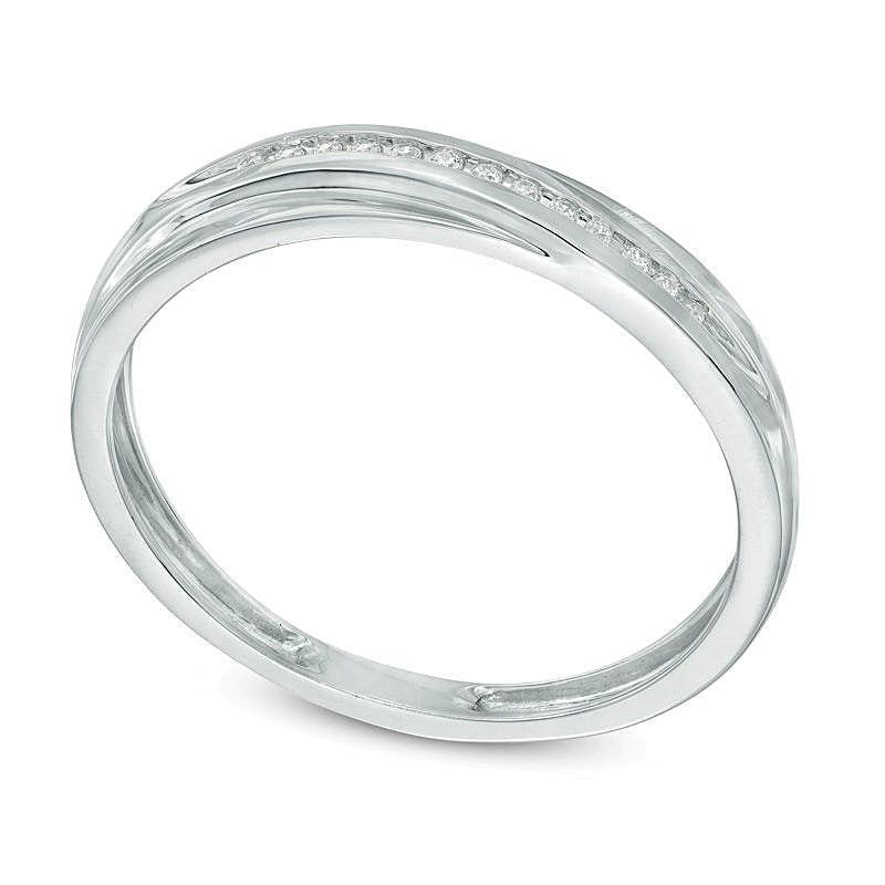 Ehering mit 1/20 ct. Gesamtgewicht Diamanten in schrägem Design aus 10K Weißgold