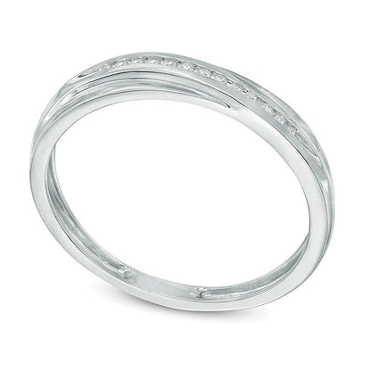 Ehering mit 1/20 ct. Gesamtgewicht Diamanten in schrägem Design aus 10K Weißgold
