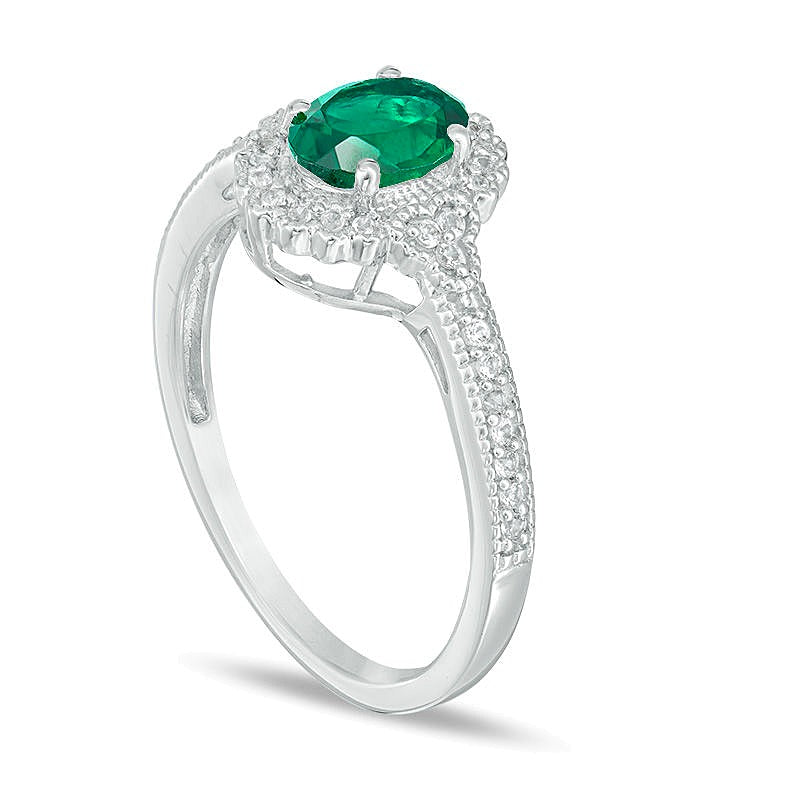 Ring mit ovalem Labor-Smaragd und 0,13 ct. Gesamtgewicht Diamanten im Halo-Vintage-Stil in 10K Weißgold