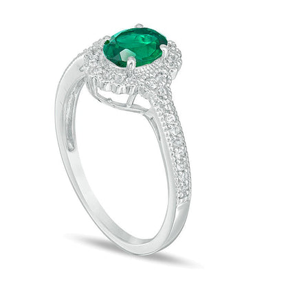 Ring mit ovalem Labor-Smaragd und 0,13 ct. Gesamtgewicht Diamanten im Halo-Vintage-Stil in 10K Weißgold
