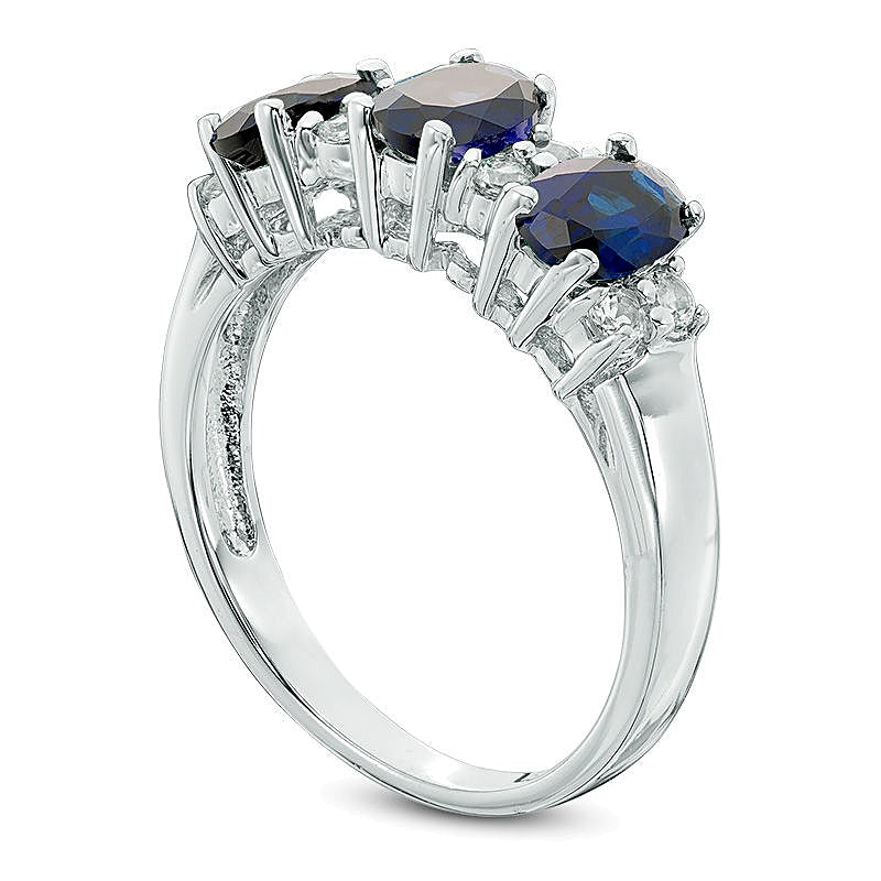 Dreistein-Ring mit ovalem blauem und rundem weißem Saphir (Labor) in 10K Weißgold