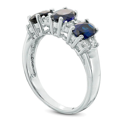 Dreistein-Ring mit ovalem blauem und rundem weißem Saphir (Labor) in 10K Weißgold