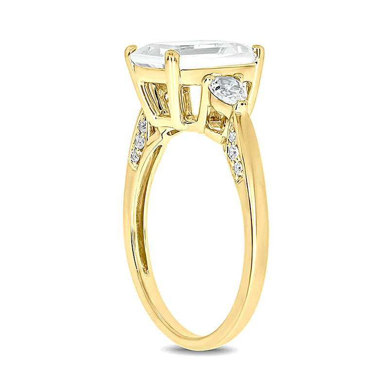 Ring mit weißem synthetischem Saphir im Smaragdschliff und Diamanten-Besatz 0,1 ct. Gesamtgewicht in Sterlingsilber und 14K Gold