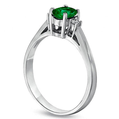 Verlobungsring Solitär mit seitlichem Besatz mit ovalem Smaragd und Diamant in 14K Weißgold