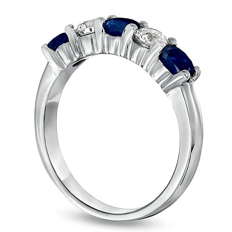 Ring mit blauem Saphir und 0,38 ct. Gesamtgewicht Diamanten, fünf Steine, in 14K Weißgold