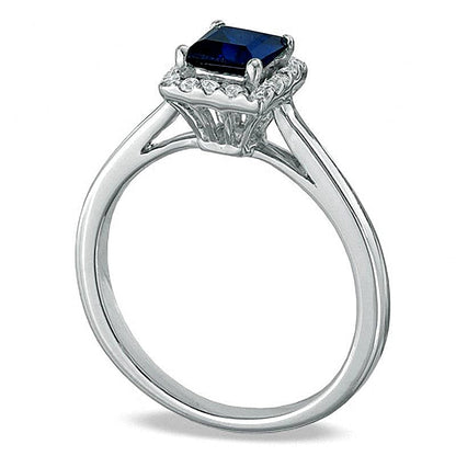 Verlobungsring mit Labor-Saphir im Princess-Schliff in Blau und Diamanten 0,14 ct. Gesamtgewicht im Halo in 10K Weißgold