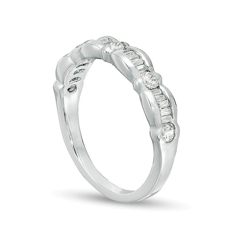 0.33 ct. Gesamtgewicht Ehering mit Baguette- und rundem Diamant in 10K Weißgold