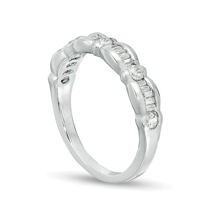 0.33 ct. Gesamtgewicht Ehering mit Baguette- und rundem Diamant in 10K Weißgold