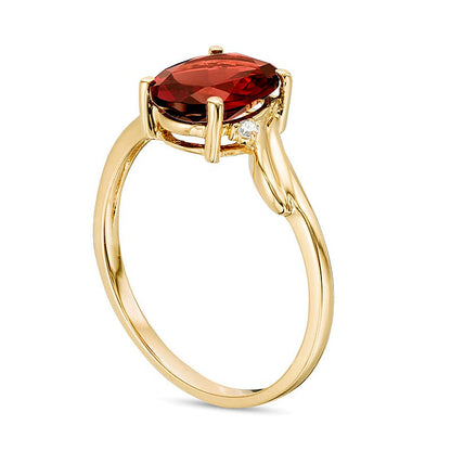 Solitär mit seitlichem Besatz mit ovalem Granat und Diamant im Bypass-Design für Damen in 10K Gelbgold