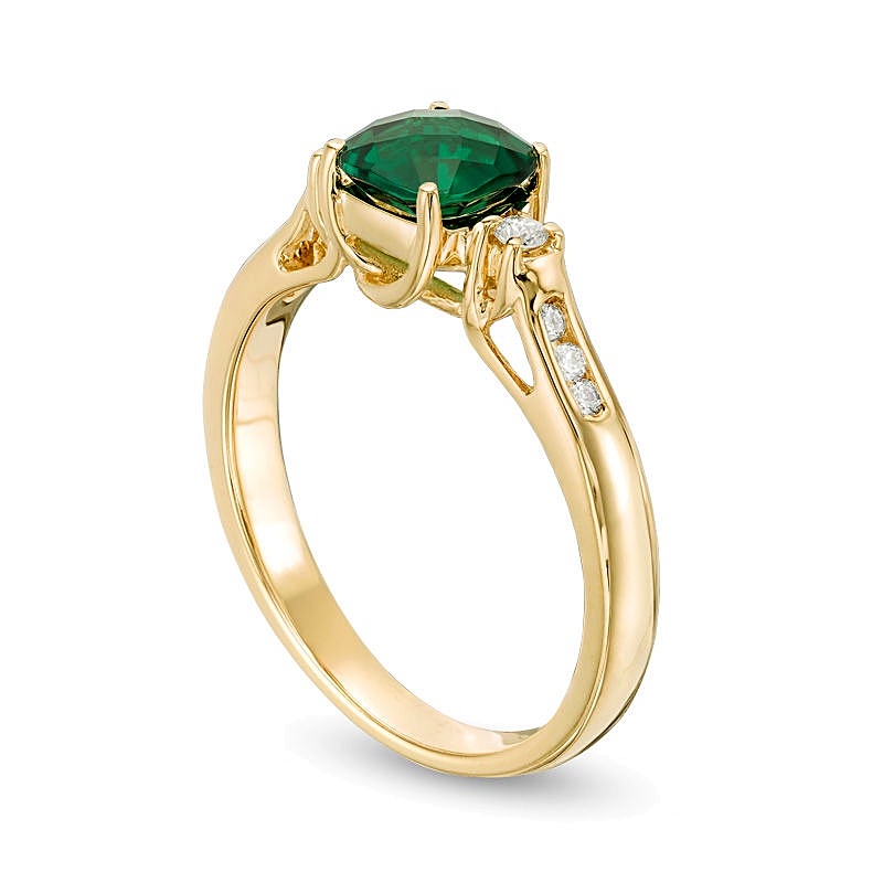 Ring mit Smaragd im Kissenschliff 6.0mm und Diamanten 0.13 ct. Gesamtgewicht in 10K Gelbgold