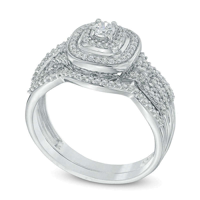 0,5 ct. Gesamtgewicht Diamant Braut-Set mit Kissenschliff-Halo und gedrehter Ringschiene in 10K Weißgold