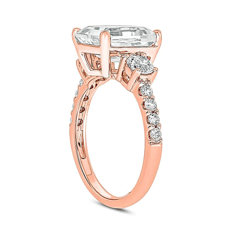 Dreistein-Ring mit weißem Labor-Saphir im Smaragdschliff und rundem Saphir sowie 0,2 ct. Gesamtgewicht Diamanten in 10K Roségold