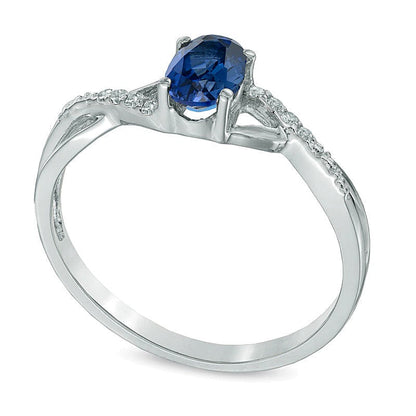 Verlobungsring mit ovalem, im Labor erzeugtem blauem Saphir und Diamant-Besatz in 10K Weißgold