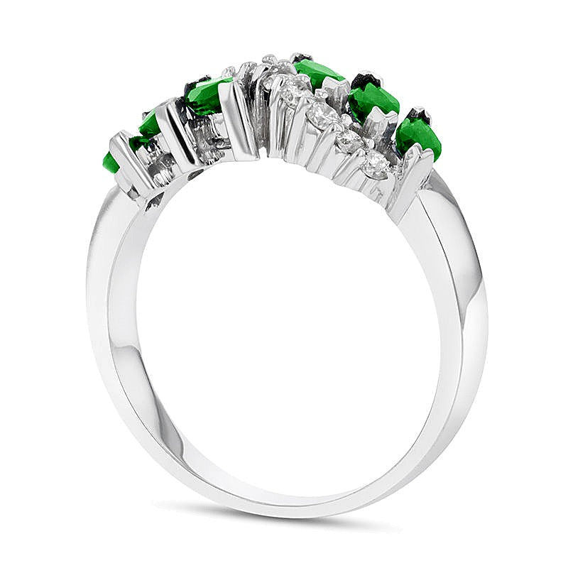 Fashion-Ring mit Smaragd im Marquise-Schliff und 0,25 ct. Gesamtgewicht Diamanten in 14K Weißgold