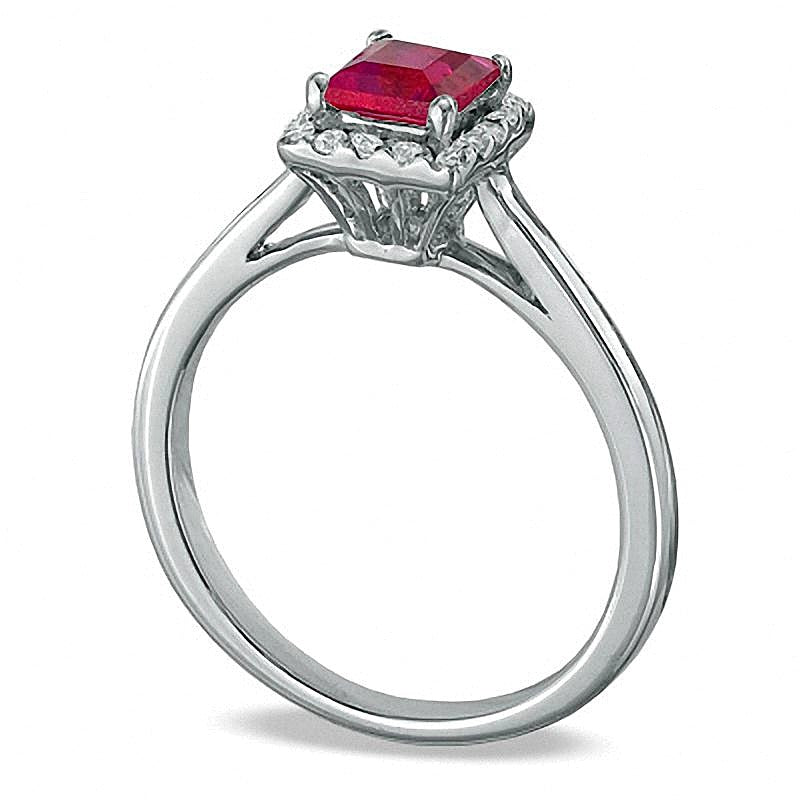 Verlobungsring mit Labor-Rubin im Princess-Schliff und Diamanten 0.14 ct. Gesamtgewicht in 10K Weißgold