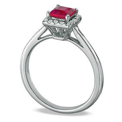 Verlobungsring mit Labor-Rubin im Princess-Schliff und Diamanten 0.14 ct. Gesamtgewicht in 10K Weißgold