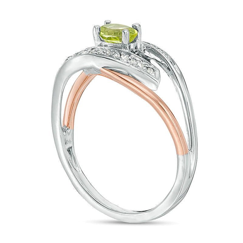 Ring mit ovalem Peridot und Diamant-Besatz mit geteilter Schiene aus Sterlingsilber und 10K Roségold
