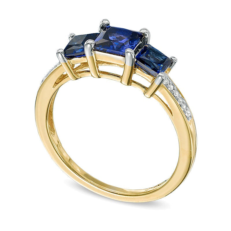 Dreistein-Ring mit blauem Saphir im Princess-Schliff (Labor) und Diamant-Besatz in 10K Gelbgold