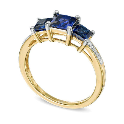 Dreistein-Ring mit blauem Saphir im Princess-Schliff (Labor) und Diamant-Besatz in 10K Gelbgold