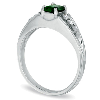Verlobungsring mit Smaragd im Smaragdschliff und Diamantbesatz in 14K Weißgold