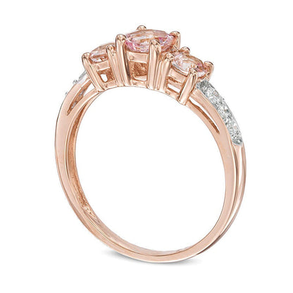 5,0 mm Morganit und Dreistein-Verlobungsring mit 0,1 ct. Gesamtgewicht Diamanten in 10K Roségold