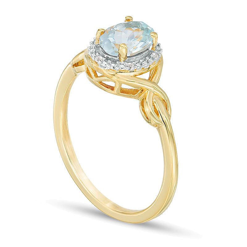 Ring mit ovalem Aquamarin und Diamantbesatz in 10K Gelbgold