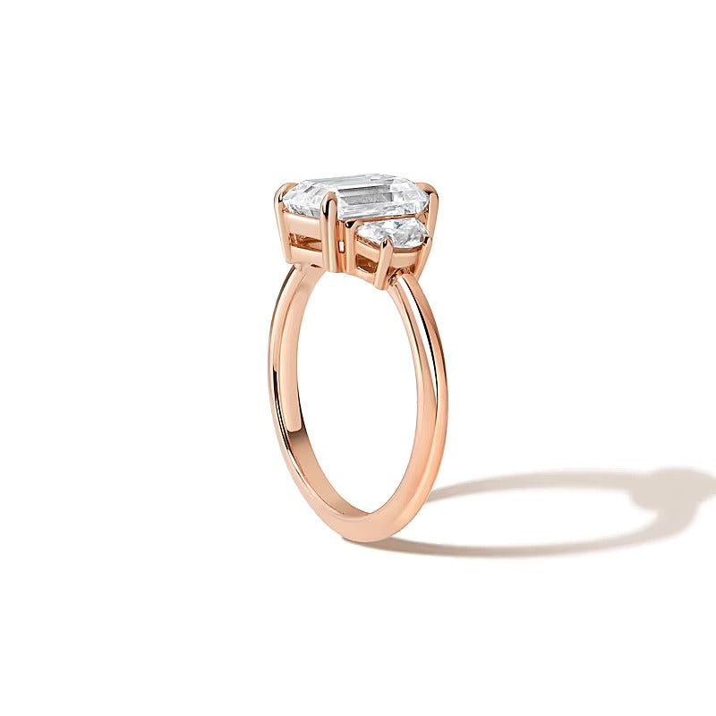 Zales x SHAHLA Dreistein-Verlobungsring mit Labordiamant im Smaragdschliff als Mittelstein 2.33 ct. Gesamtgewicht in 14K Roségold