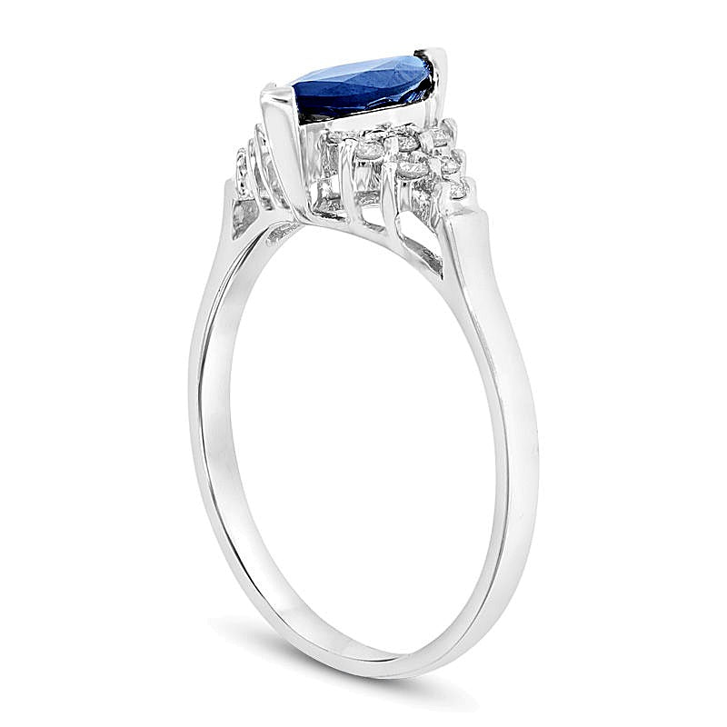 Solitär mit seitlichem Besatz mit blauem Saphir im Marquise-Schliff und Diamanten 0,2 ct. Gesamtgewicht in 14K Weißgold