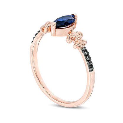 Freundschaftsring für Damen mit blauem Saphir (Labor) im Marquise-Schliff und schwarzen Diamanten 0,05 ct. Gesamtgewicht in 10K Roségold