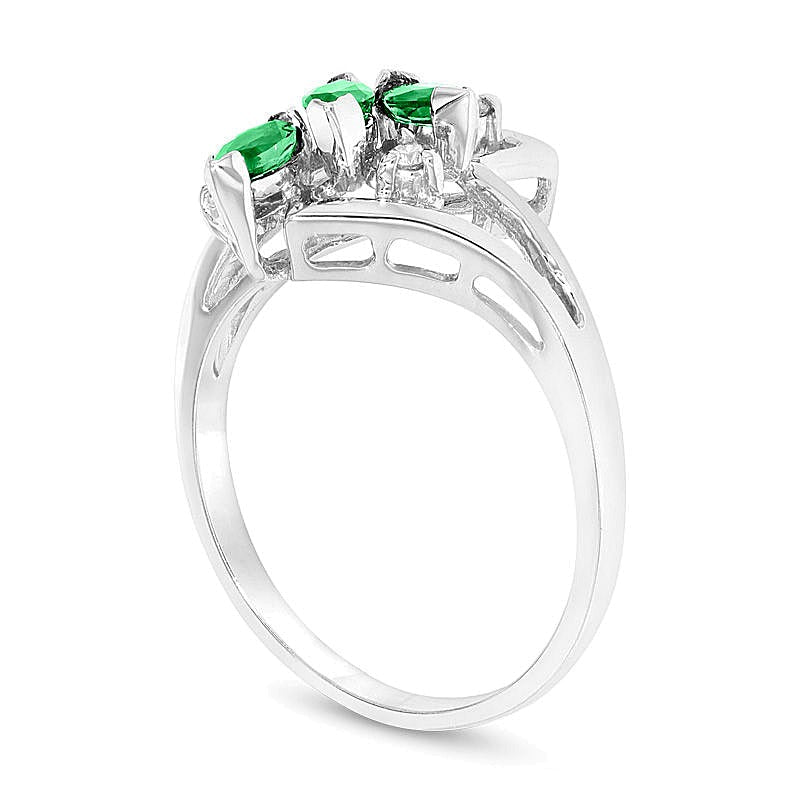 Dreistein-Ring mit Marquise-Smaragd und Diamant-Besatz in 14K Weißgold