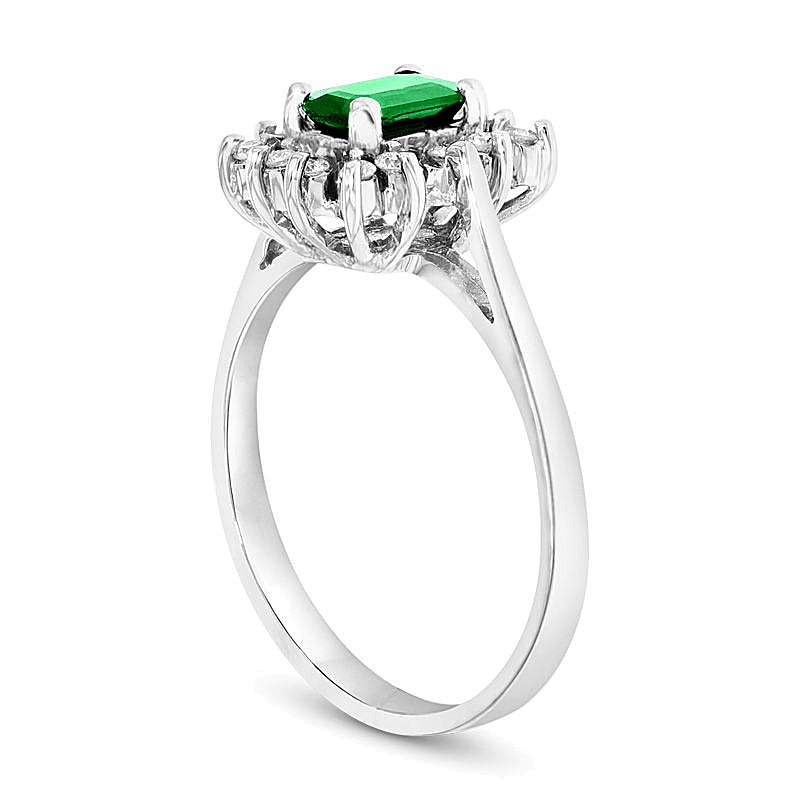 Halo-Ring mit Smaragd im Smaragdschliff und 0,13 ct. Gesamtgewicht Diamanten in 14K Weißgold