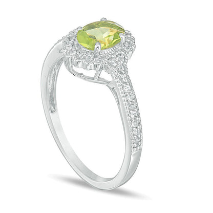 Halo-Ring mit ovalem Peridot und 0,13 ct. Gesamtgewicht Diamanten in 10K Weißgold