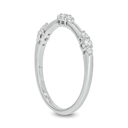 Ring aus 10K Weißgold mit Diamanten im Rundschliff, 0.17 ct. Gesamtgewicht