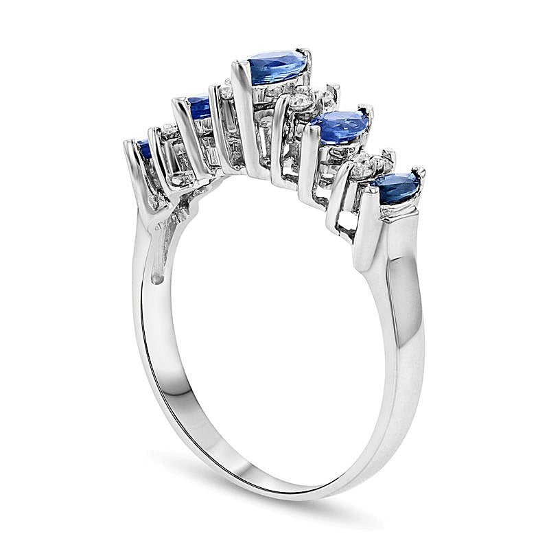 Fashion Ring mit blauem Saphir im Marquise-Schliff und Diamanten 0,13 ct. Gesamtgewicht in 14K Weißgold