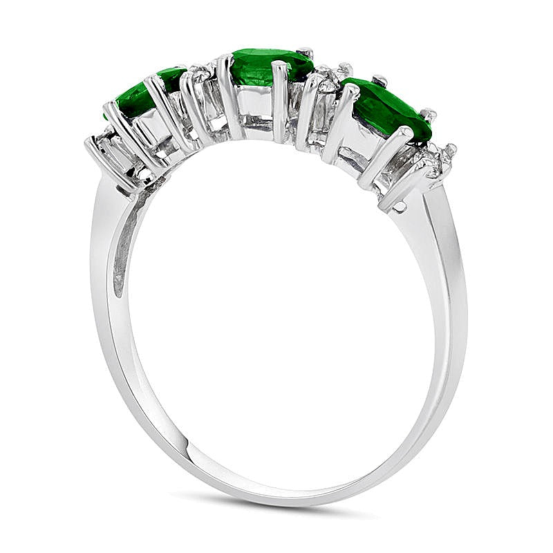 Dreistein-Ring mit ovalem Smaragd quer und 0,1 ct. Gesamtgewicht Diamanten in 14K Weißgold