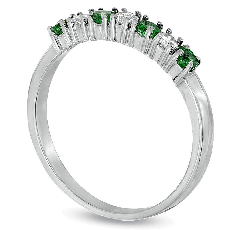 Ring mit Smaragd und 0,14 ct. Gesamtgewicht Diamanten, sieben Steine, in 14K Weißgold