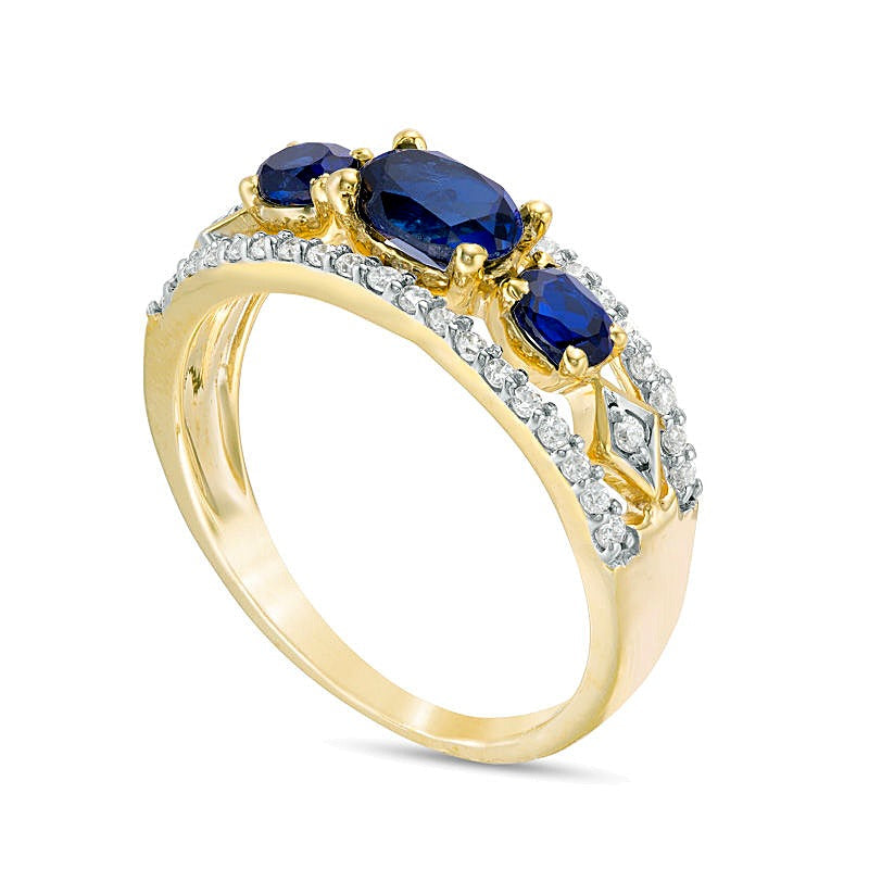 Dreistein-Ring mit querliegendem ovalem, im Labor gezüchtetem blauem Saphir und 0,25 ct. Gesamtgewicht Diamanten in 10K Gelbgold
