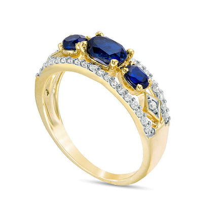 Dreistein-Ring mit querliegendem ovalem, im Labor gezüchtetem blauem Saphir und 0,25 ct. Gesamtgewicht Diamanten in 10K Gelbgold