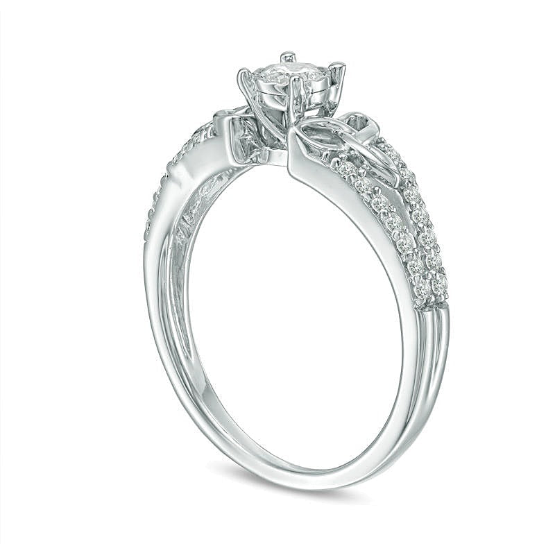 0.33 ct. Gesamtgewicht Diamant-Verlobungsring mit keltischen Knoten und geteiltem Ringschienen-Design als Solitär mit seitlichem Besatz in 10K Weißgold