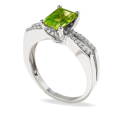 Peridot-Ring im Smaragdschliff in 10K Weißgold mit Diamant-Besatz