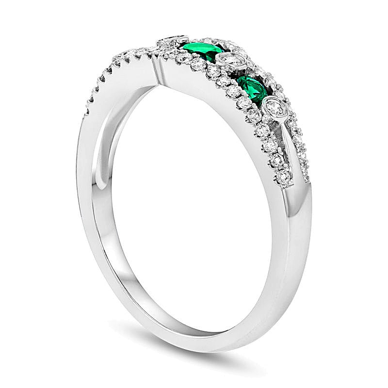 Memoire-Ring mit Smaragd und 0,25 ct. Gesamtgewicht Diamanten, Siebenstein, in 14K Weißgold